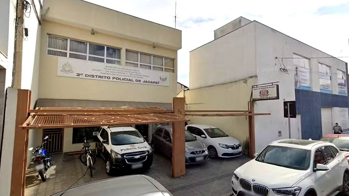Vítima foi socorrida pelo Samu e entubada na Santa Casa de Jacareí; homem de 66 anos fugiu após o crime e ainda não foi localizado