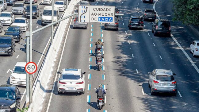 Ruas e avenidas de São Paulo apresentam pouco trânsito nesta segunda-feira (20/4)