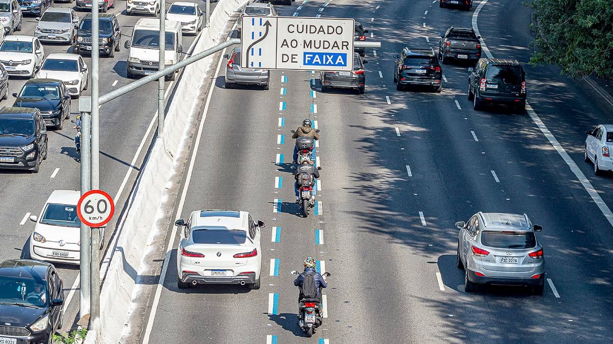 Ruas e avenidas de São Paulo apresentam pouco trânsito nesta segunda-feira (20/4)