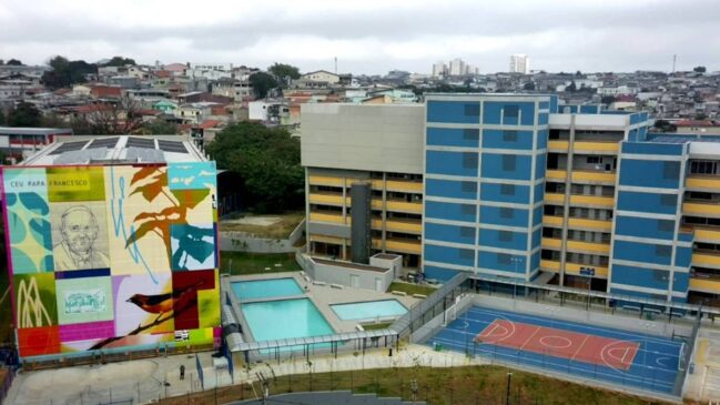 Obra traz o retrato de Papa Francisco e foi assinada pelo artista Kelvin Koubic