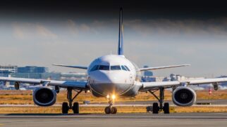 Nos principais hubs da companhia, como Frankfurt e Munique, o impacto é imediato, com voos suspensos e parte das viagens substituídas