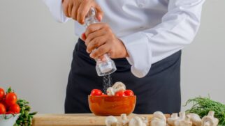 O consumo excessivo de alguns alimentos e condimentos, além de estar diretamente ligado à pressão alta também causam problema no intestino
