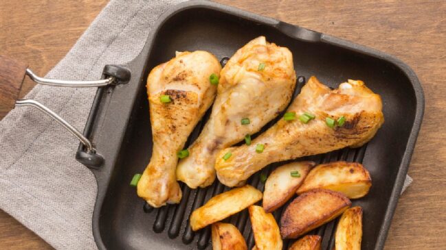 Apesar de parecer uma ótima ideia, assar um frango inteiro na air fryer pode ser perigoso. O ideal é cortar em pedaços menores assim o aparelho terá espaço para que o ar circule (Fotos: Freepik)