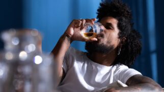 O consumo elevado do álcool se transforma em acetaldeído, uma substância altamente tóxica que sobrecarrega o fígado