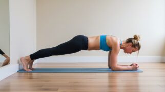 A prática do pilates de parede segue os princípios do método original, como controle, centralização e fluidez, mas adapta os movimentos para quem quer treinar em casa