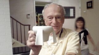 Legenda: Caneca antiderramamento ajudou inúmeras pessoas com Parkinson a tomar seu líquido sem derramar