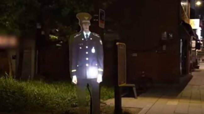 Das 19h até 22h, o "policial holograma" fiscaliza os frequentadores do parque