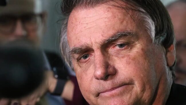 Bolsonaro teria tido um mal-estar, crise de soluço, vômito e pressão baixa