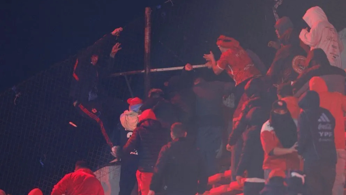 Torcidas do Independiente e da Universidad de Chile entraram em conflito nesta quarta-feira (20/8)