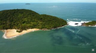 Um refúgio escondido com águas cristalinas, acessível e tranquila