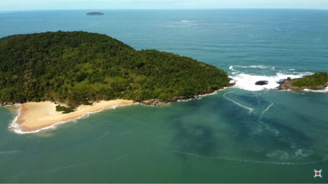 Um refúgio escondido com águas cristalinas, acessível e tranquila