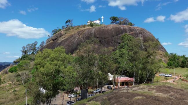 Pedra Bela tem no turismo, rural e religioso, no cultivo de eucalipto e na produção de carvão vegetal suas principais atividades econômicas