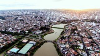 A cidade é sede da própria região metropolitana