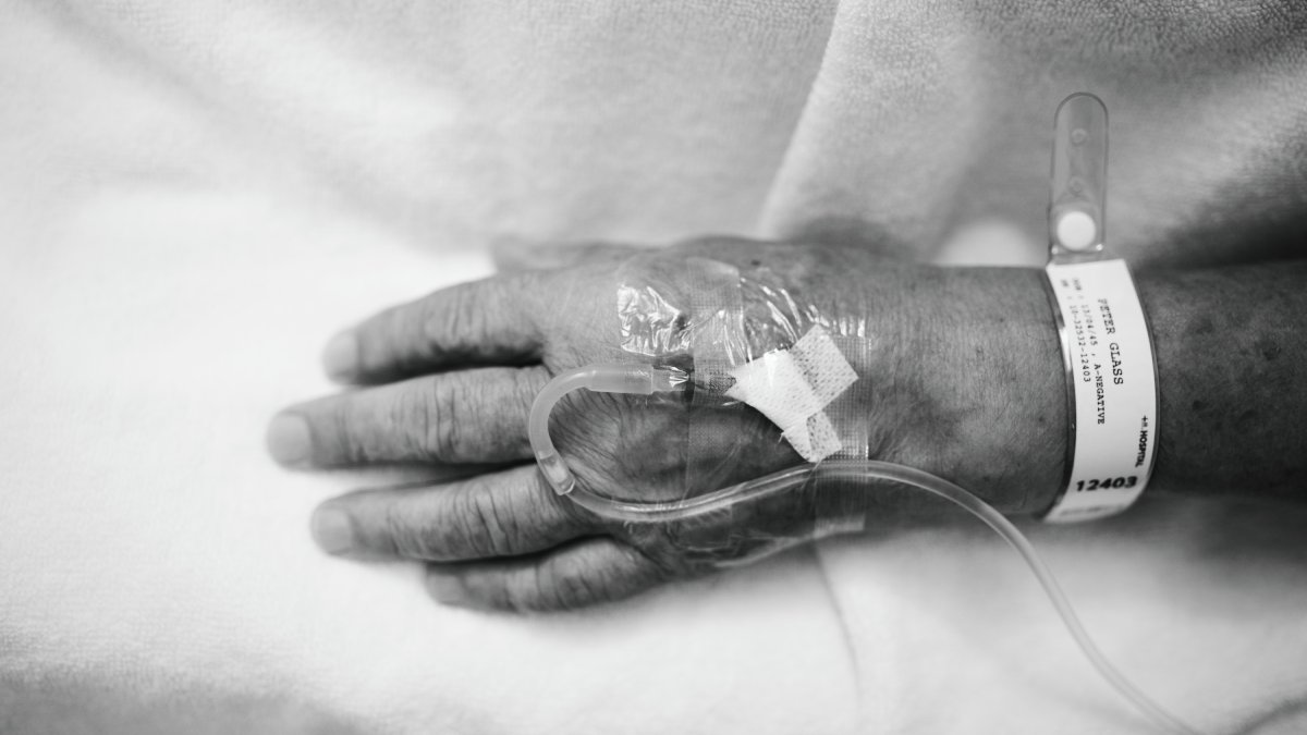Entenda as fases que o corpo atravessa nos instantes finais da vida