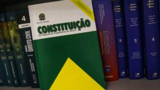 Crise chega após o chefe do Poder Executivo dizer que só cumprirá a Constituição se for digna dele