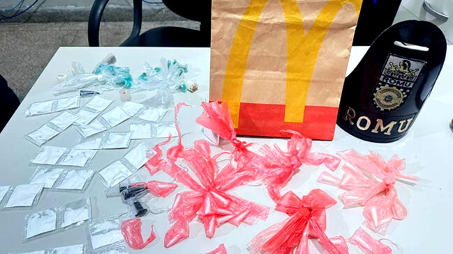 Foram apreendidas porções de cocaína, de maconha e de K2, todas embaladas em embalagem do Mc Donald's
