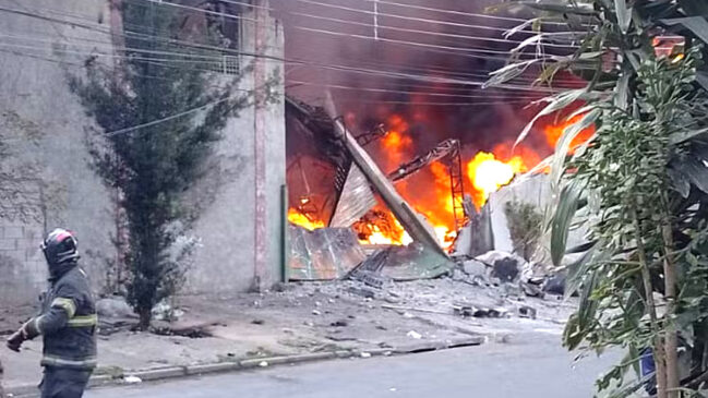 Incêndio atingiu uma fábrica de colchões em Cidade Líder, na zona leste da capital paulista, na tarde desta quinta-feira (14/8)