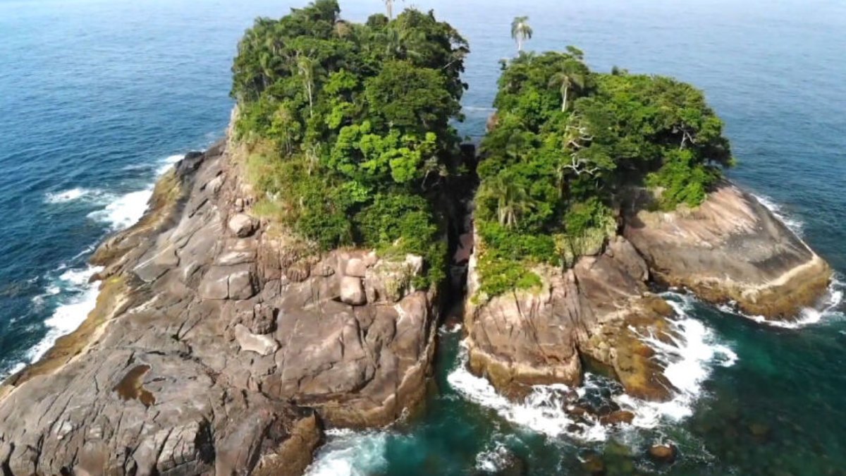 Ilha em Ubatuba tem faixa de areia com menos de 5 metros de largura
