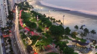 Entre flores, árvores e arte, um litoral brasileiro abriga o maior jardim orla do mundo