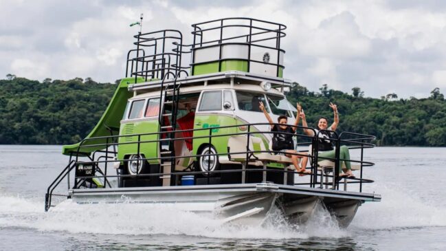 Kombi Boat mantém o visual da icônica Kombi Corujinha 1974