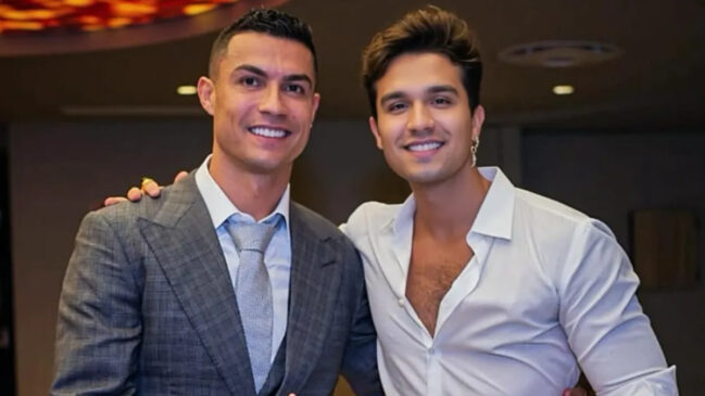 Na virada de 2023 para 2024, o sertanejo foi convidado para cantar na festa organizada pelo atacante para celebrar os 69 anos de sua mãe, Dolores Aveiro