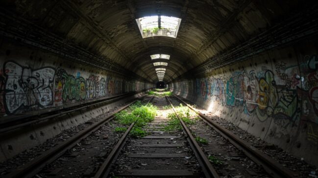 Há também plataformas e corredores interditados, áreas técnicas e passagens sem uso, que despertam curiosidade e alimentam lendas urbanas. 