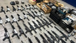 Dupla confessou que fabricava armas e indicou o galpão utilizado para armazenamento