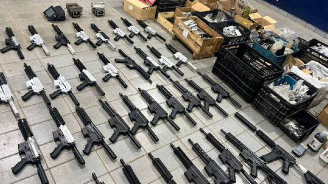 Dupla confessou que fabricava armas e indicou o galpão utilizado para armazenamento