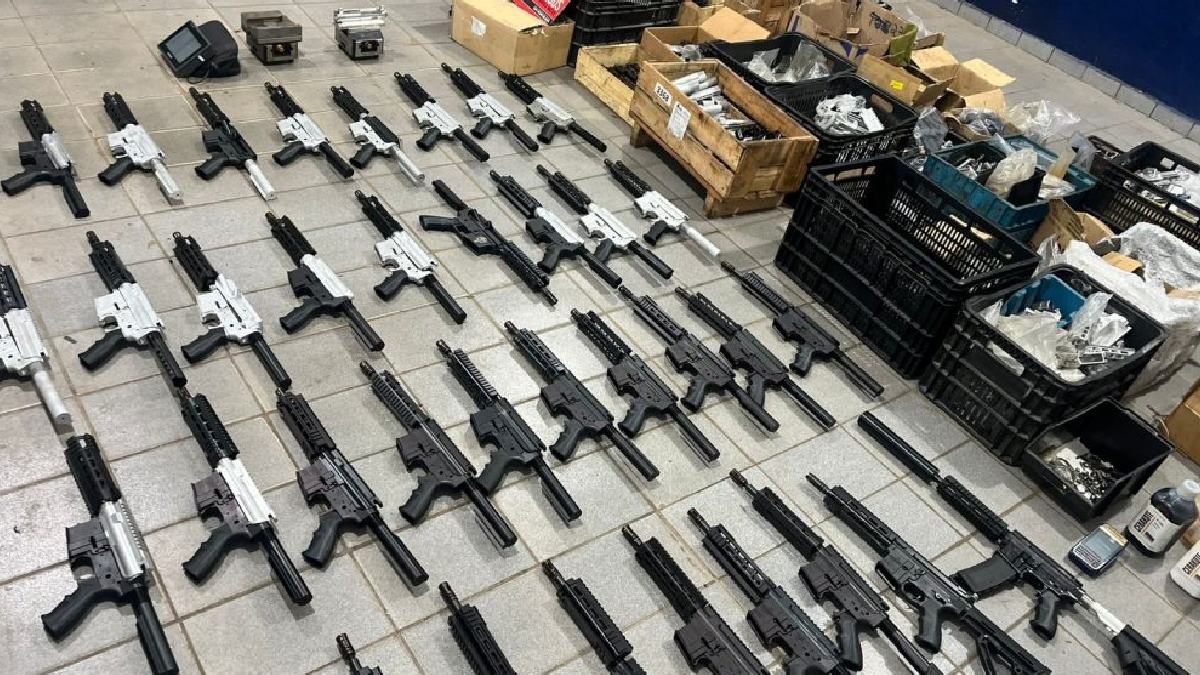 Dupla confessou que fabricava armas e indicou o galpão utilizado para armazenamento