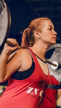 "Assim como dores de cabeça, tontura e cãibras, a náusea pode aparecer durante ou depois de um treino longo ou intenso quando há desidratação", afirma Julia Canali, diretora da Sociedade Brasileira de Medicina do Exercício e do Esporte, em entrevista à Smartfit.