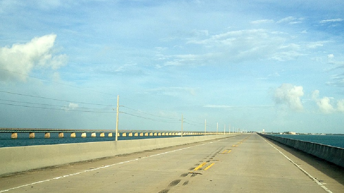 Com 182 quilômetros de extensão, a Overseas Highway liga o continente americano com às paradisíacas Florida Keys