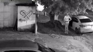No vídeo, Eduardo Costa aparece novamente com a peruca loira, mas desta vez usando uma calcinha preta, em vez do modelo azul que marcou o primeiro flagra