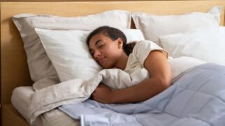 Entre as variadas posições possíveis para dormir, uma é a mais recomendada pelos especialistas, por trazer mais benefícios para a saúde