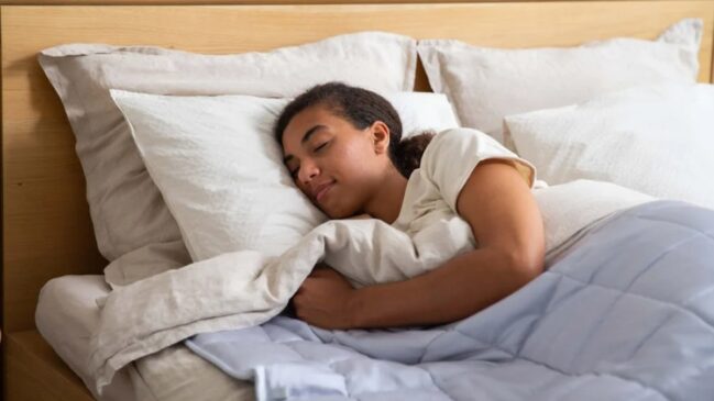 Entre as variadas posições possíveis para dormir, uma é a mais recomendada pelos especialistas, por trazer mais benefícios para a saúde