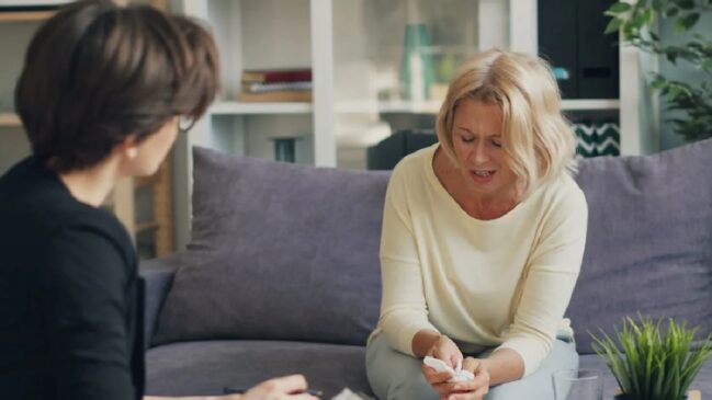 Atitudes como desviar o olhar com frequência ocorrem de forma subconsciente e transmitem sentimentos profundos