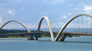 Conhecida carinhosamente como Ponte JK, esta obra de arte da engenharia em Brasília foi projetada pelo renomado arquiteto Alexandre Chan e inaugurada em 2002