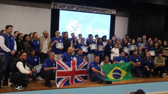 Dez alunos e cinco professores viajaram para a Inglaterra