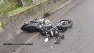 Moto com duas pessoas caiu na rodovia e, na sequência, um caminhão que vinha logo atrás não conseguiu desviar e as atropelou