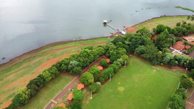 O grande atrativo turístico de Riolândia é sua praia artificial, localizada às margens do Rio Grande e da represa de Água Vermelha.