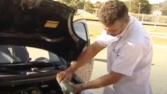 Um analista de sistemas cria mecanismo que faz veículo rodar mil quilômetros com apenas um litro de água.
