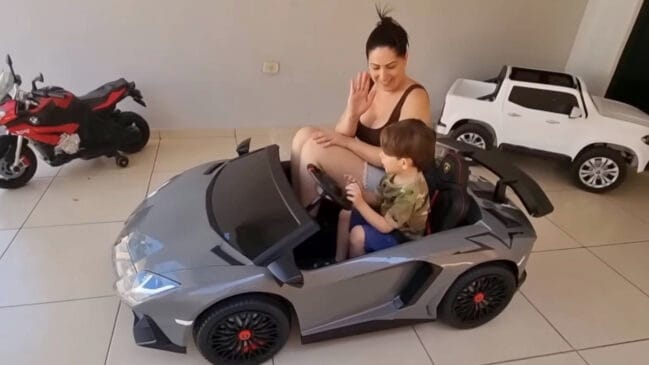 Um mini Lamborghini para os pequenos, com controle parental total e detalhes impressionantes.