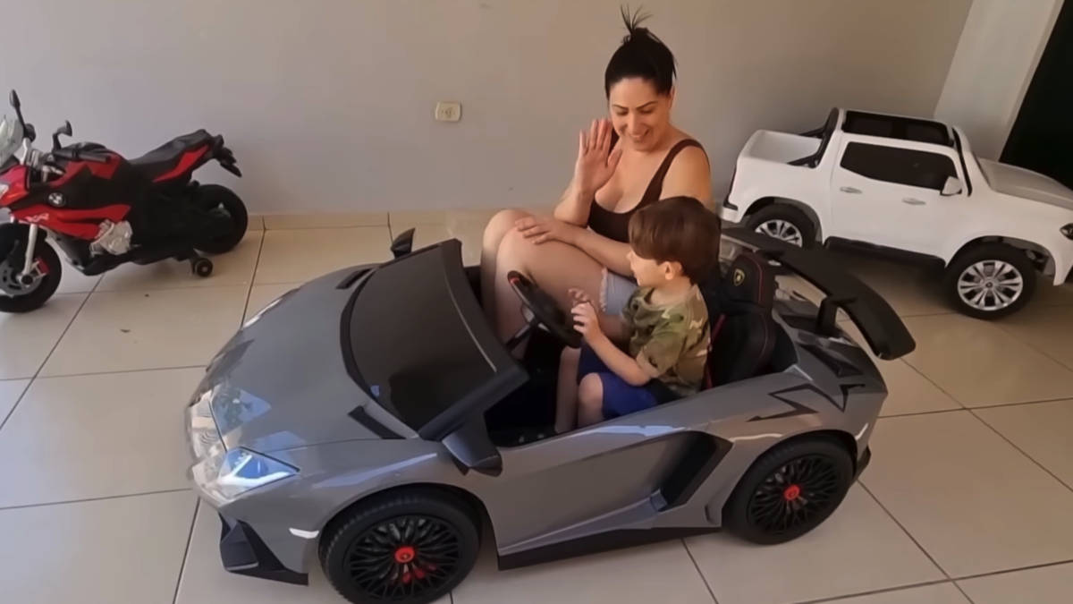 Um mini Lamborghini para os pequenos, com controle parental total e detalhes impressionantes.