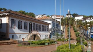 Entre casarões coloniais, serras imponentes e um queijo premiado, a cidade mineira preserva tradições e encanta viajantes