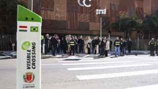 Tecnologia alerta os motoristas caso haja alguém atravessando a rua, por meio de um sensor que funciona a base de energia solar