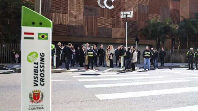 Tecnologia alerta os motoristas caso haja alguém atravessando a rua, por meio de um sensor que funciona a base de energia solar
