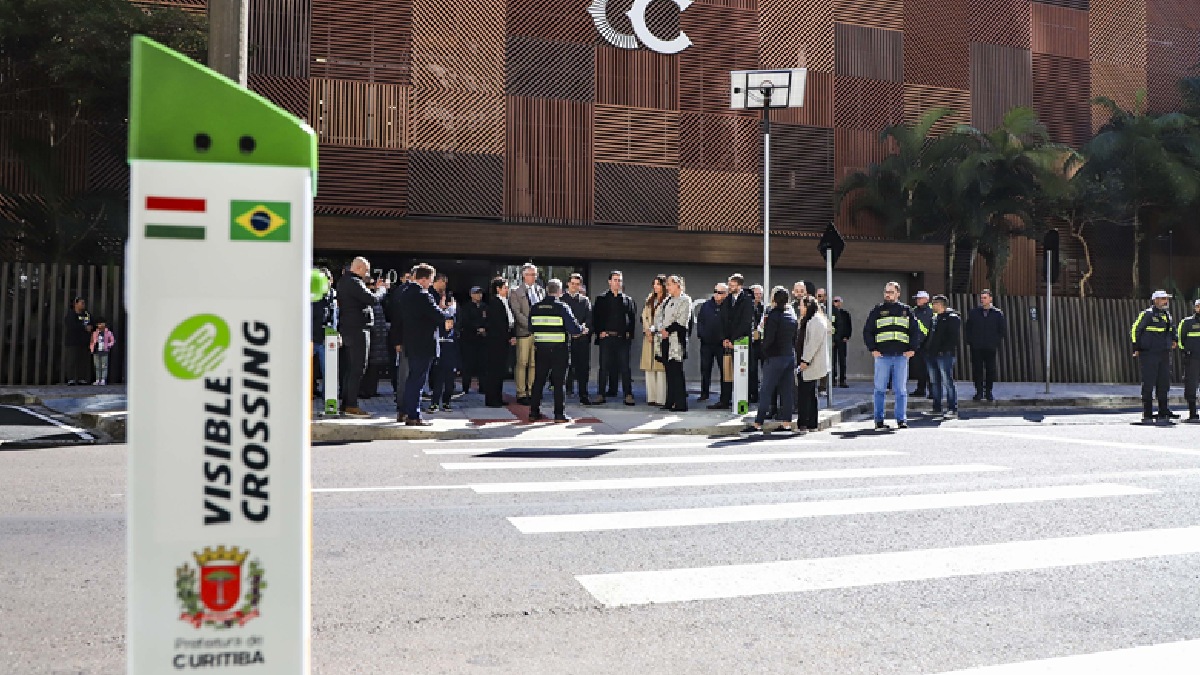 Tecnologia alerta os motoristas caso haja alguém atravessando a rua, por meio de um sensor que funciona a base de energia solar