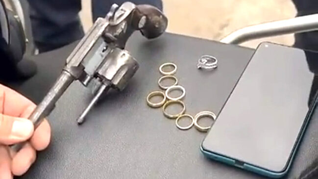 Suspeito que estava em saída temporária foi parado pelos agentes; com ele foram apreendidos uma arma de fogo e diversas alianças