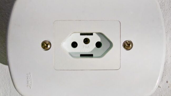 Tomadas domésticas brasileiras são de 127 ou 220 volts. Imagem: Fasouzafreitas/Wikimedia Commons
