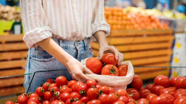Tomate teve redução média de 5,68%, apesar de variações regionais. Foto: @frimufilms/Freepik
