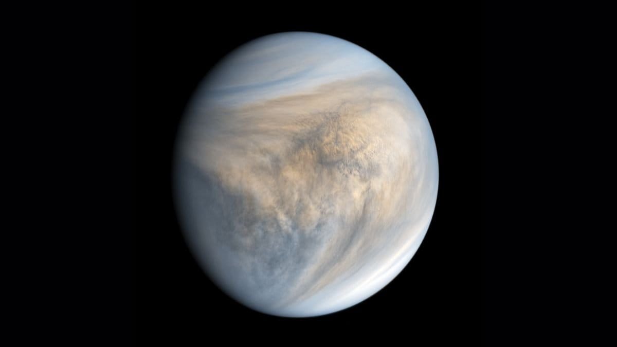 Vênus possui a atmosfera mais densa entre todos os planetas rochosos do sistema solar, composta por aproximadamente 96% de dióxido de carbono (CO), um potente gás de efeito estufa. Essa atmosfera massiva cria uma pressão na superfície que é mais de 90 vezes a da Terra. O mecanismo que torna Vênus um verdadeiro forno planetário é conhecido como efeito estufa descontrolado. Foto: Reprodução/Wikimedia Commons